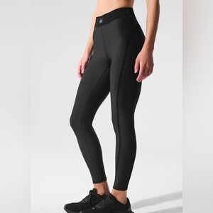 Alo Yoga - Airlift 7/8 Line up Leggings in Black size XS